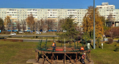 На площади Азатлык в Челнах начали устанавливать 30-метровую елку